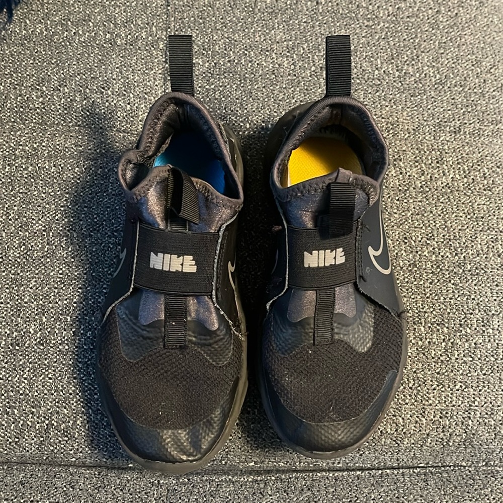 toddler black nikes.